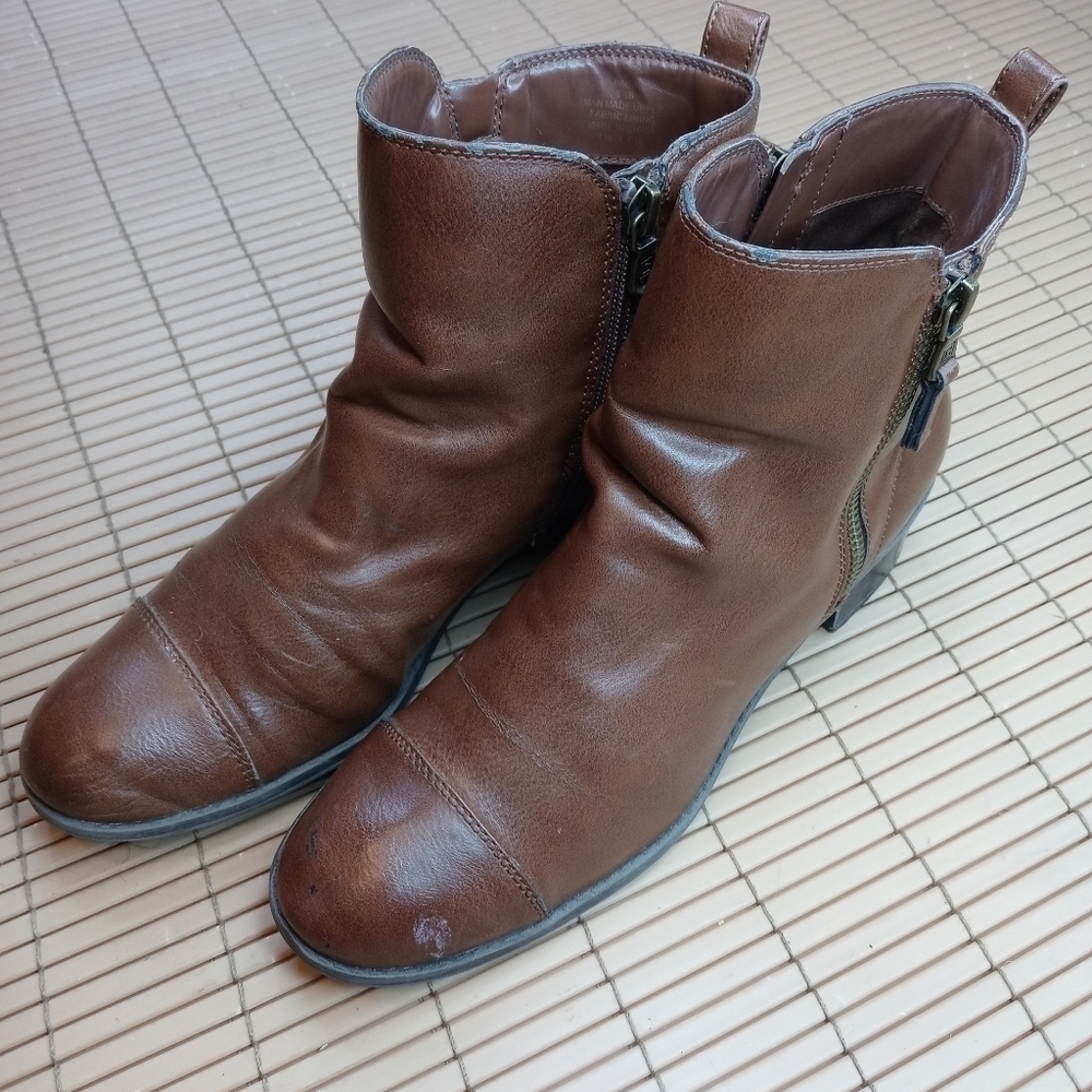 Chaps women's brown side zip boots. Sz 8.5B. Some scuffs on toes. See pic. A23pm